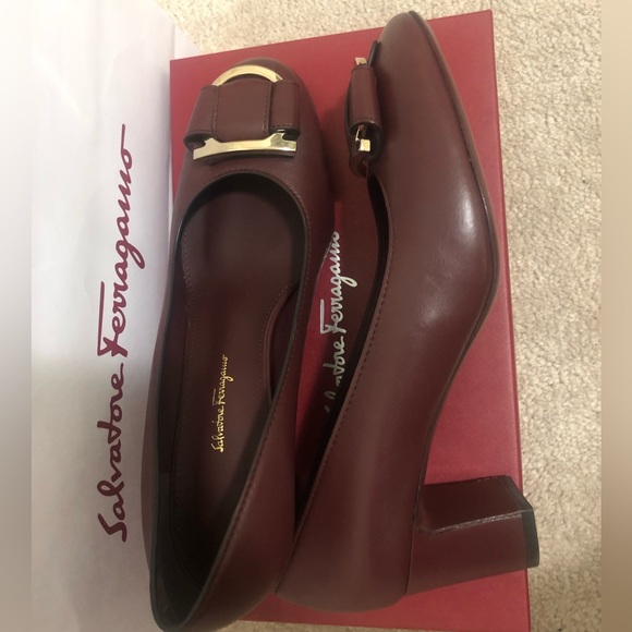 Selling Brand New ferragamo salvatore Vara Pump Shoe.Color:Burgundy Size: US 9.5 - Picture 2 of 4